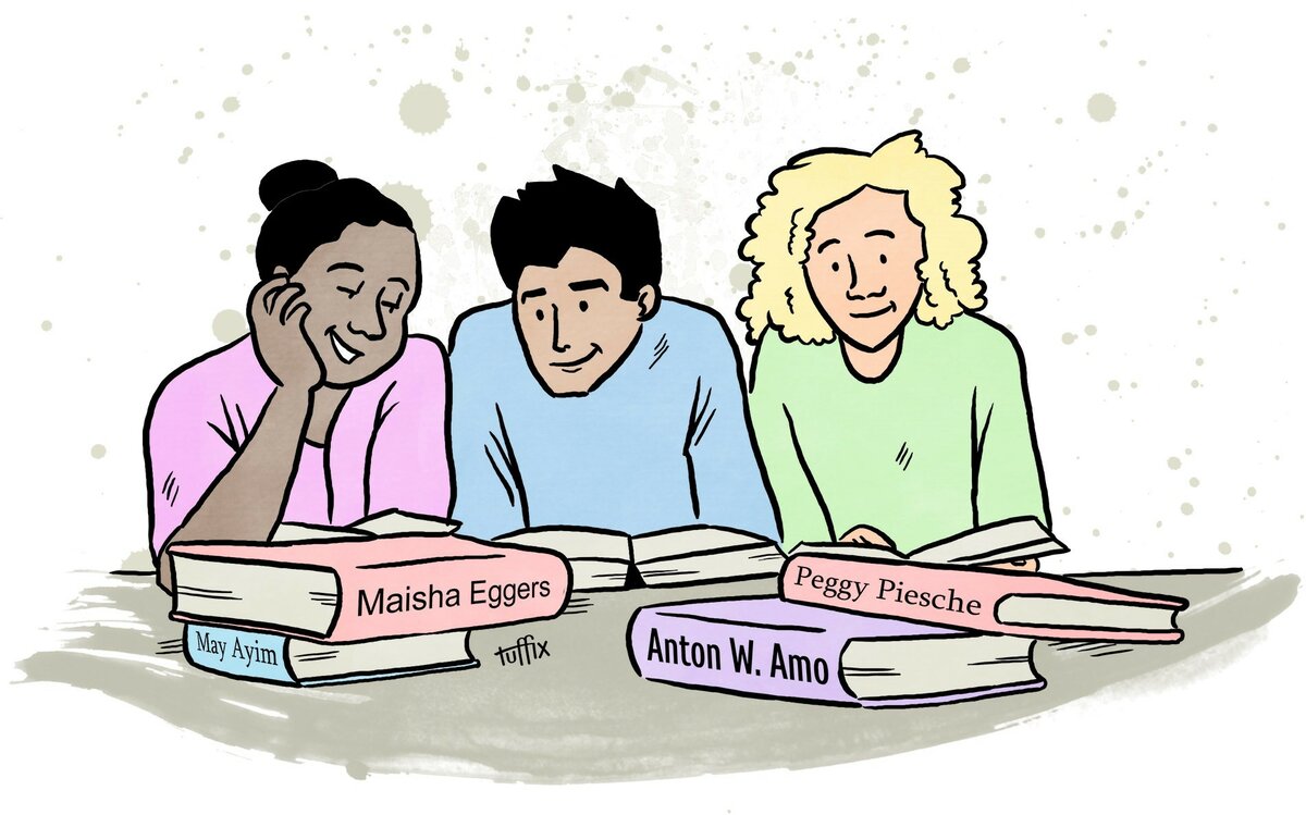 Schüler*innen sitzen vor rassismuskritischen Büchern